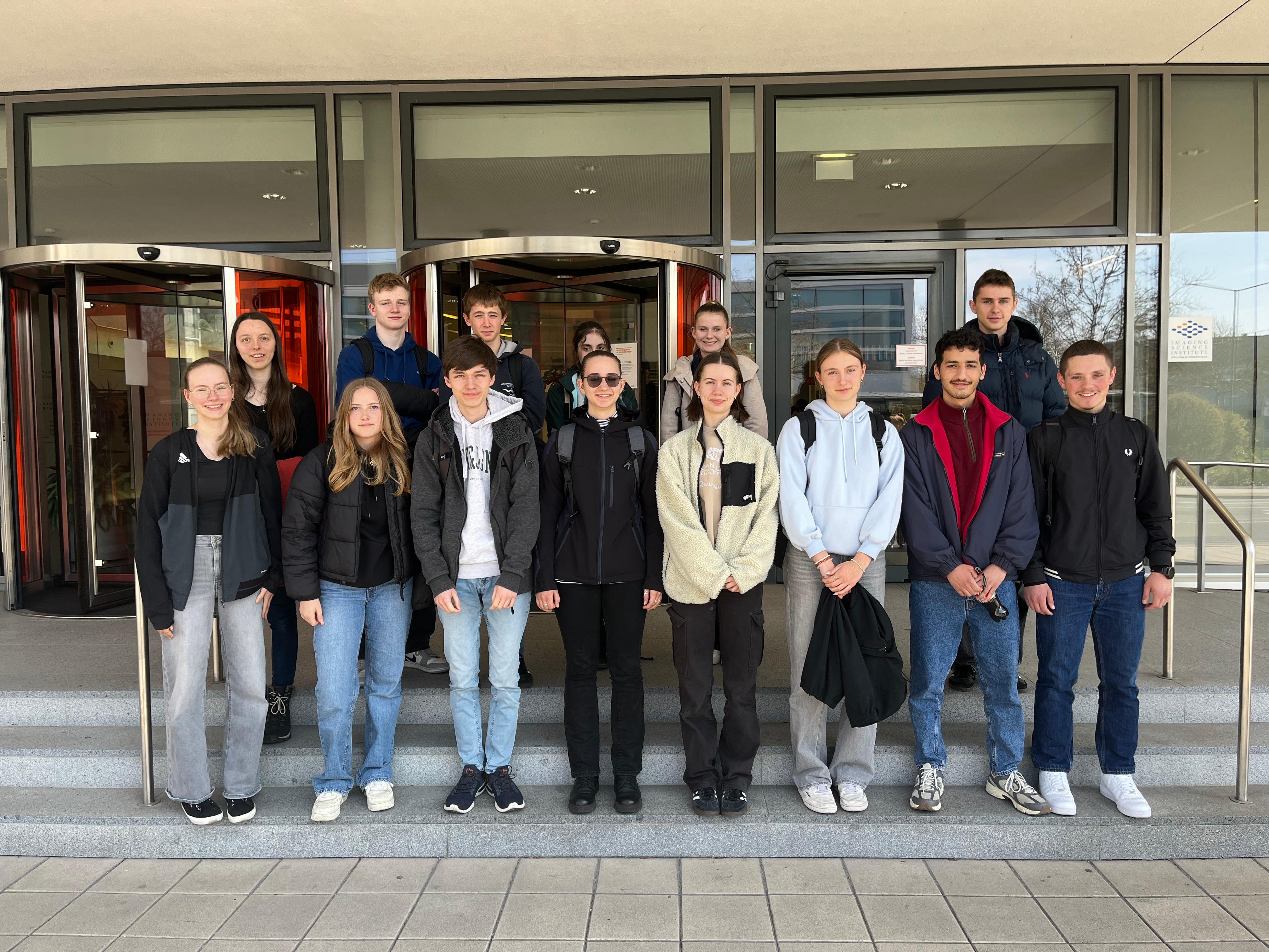 EGF-Gruppe vor dem Eingang