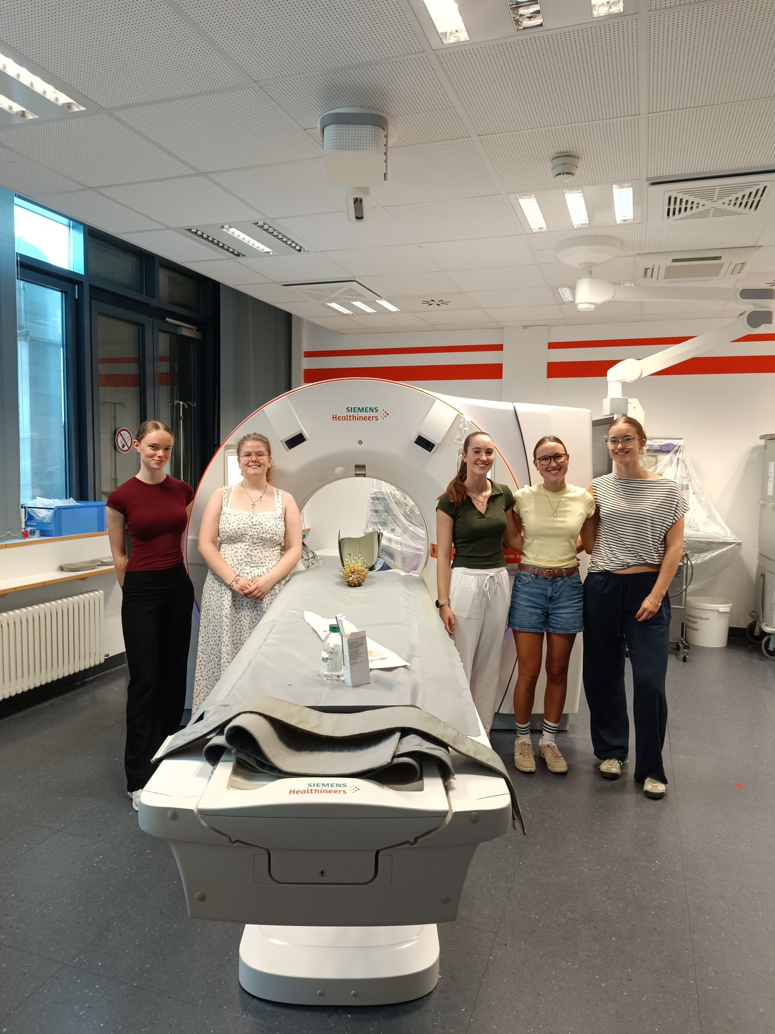 EGF-Gruppe vor dem CT-Ger&auml;t